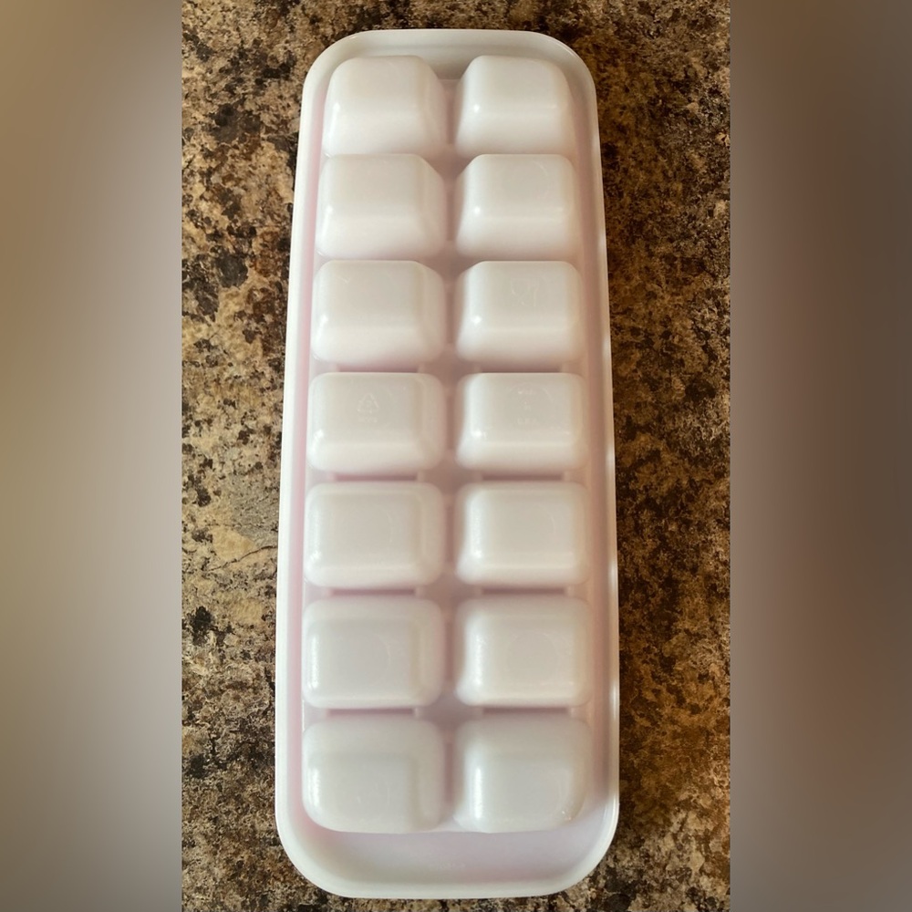 Tupperware ice cube tray - Picture 3 of 3